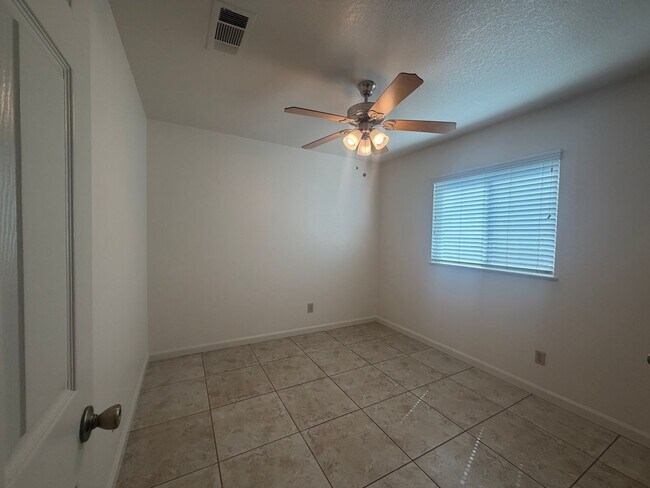 Building Photo - Single story near freeway access and major shopping!