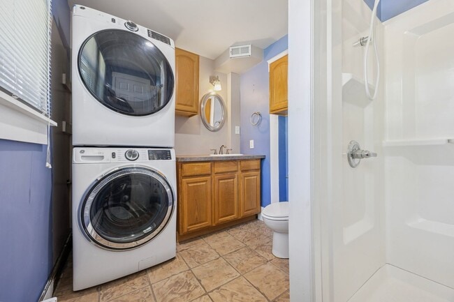 Building Photo - Charming 3-Bed Twin Home in the Heart of C...