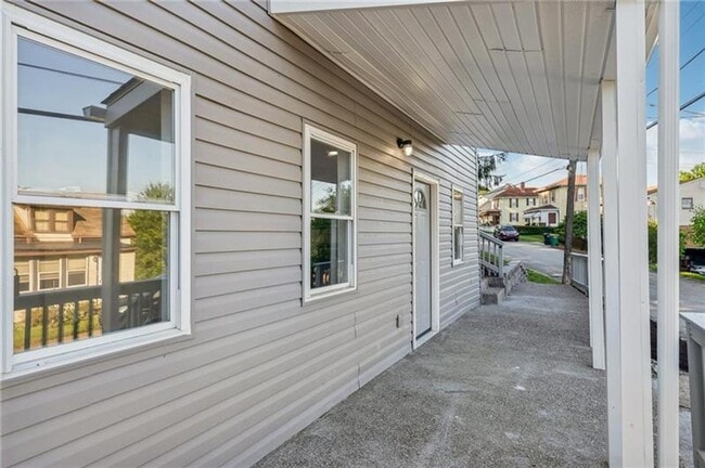 Building Photo - HOME FOR THE HOLIDAYS SPECIAL!-4 BEDROOM HOME IN FOX CHAPEL