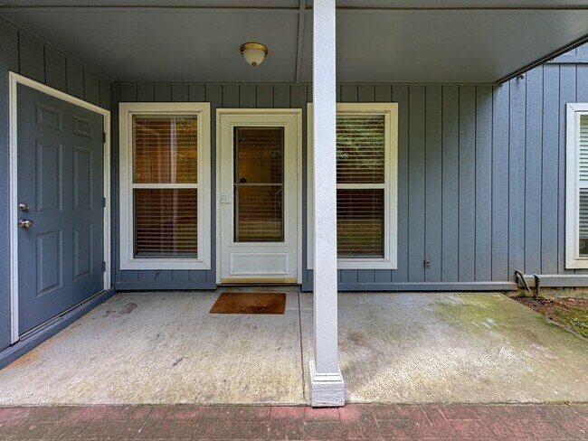 Building Photo - Cute 2 Bed 2 Bath Ground Level Condo with Community Pool
