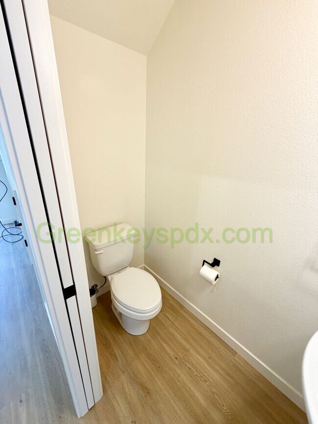 Building Photo - Newer 2-Bedroom, 1.5-Bathroom Townhome for Rent in SE Portland with Private Patio in Walkable Loc...