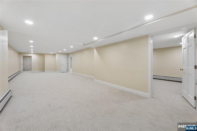 Building Photo - 2 W Saddle River Rd