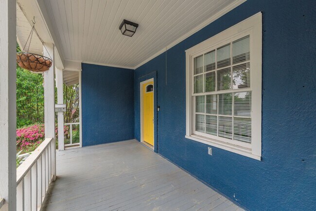 Building Photo - Beautiful 3 Bedroom 3 Bathroom Home Now Avaialble!