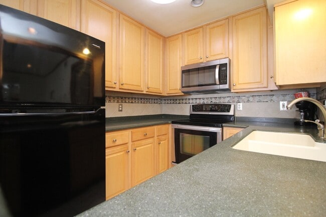 Building Photo - Stylish Condo in Waterfront Bayview Terrace – Updated Interiors, In-Unit Washer/Dryer, Access to ...