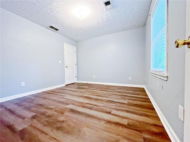 Building Photo - 3060 Oak Meadow Dr