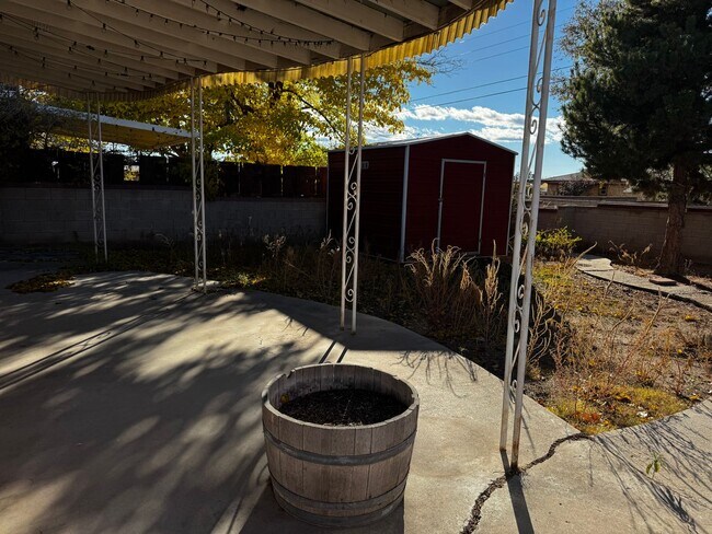 Building Photo - 3 Bedroom 2 Bath Home