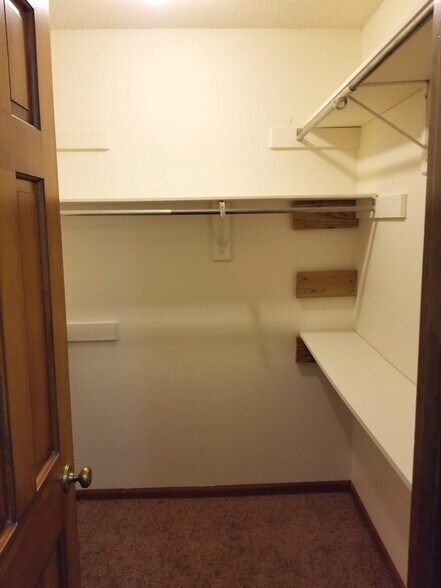Master Bedroom - view of walk-in closet - 3023 University Dr