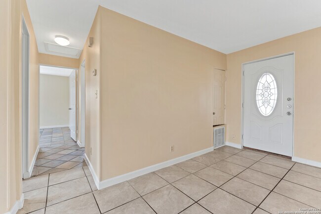 Building Photo - 3323 W Woodlawn Ave