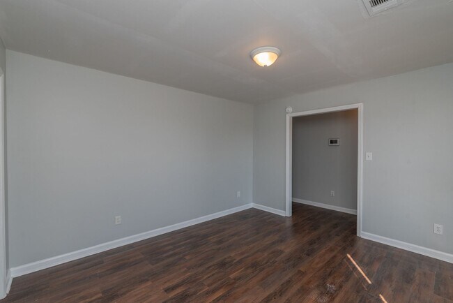 Building Photo - Delightful Pepperidge Home with Fireplace & Large Backyard