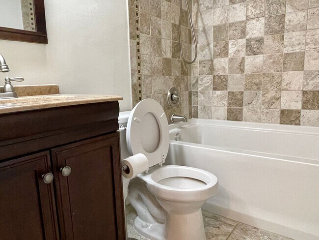 Building Photo - BEAUTIFUL THREE LEVEL TOWNHOME IN NORTH STAFFORD!