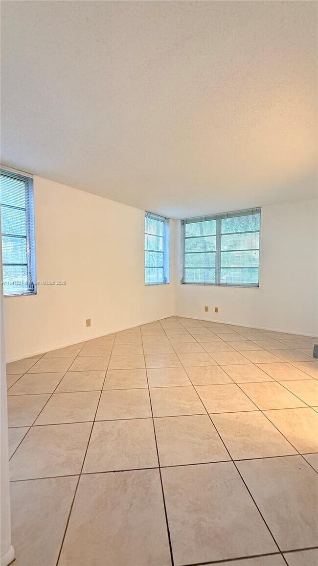 Building Photo - 1811 Sabal Palm Dr