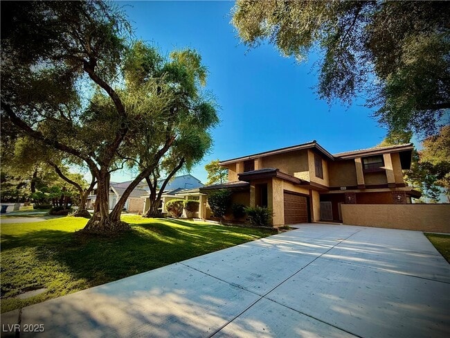 Building Photo - 920 Pinehurst Dr