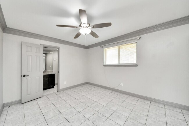 Building Photo - 4503 Hollybrook Ln