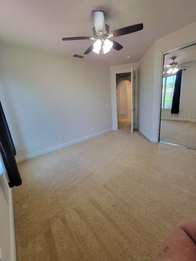 Building Photo - Beautiful 5 bedroom home in Empire Ranch