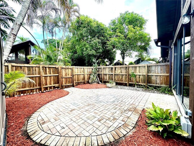 Building Photo - 497 N University Dr