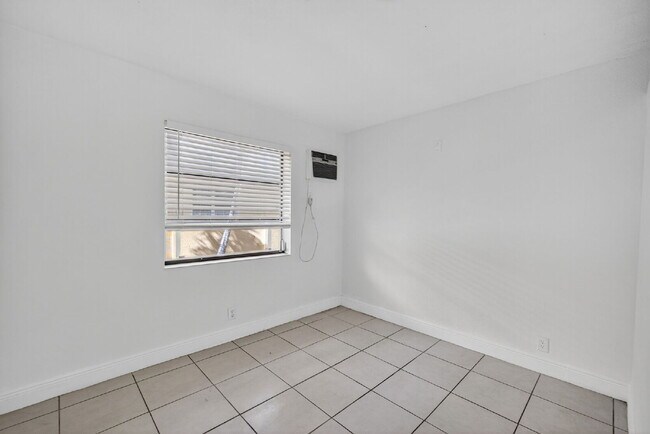 Building Photo - Bright & Modern 1-Bedroom Apartment in Prime Oakland Park Location