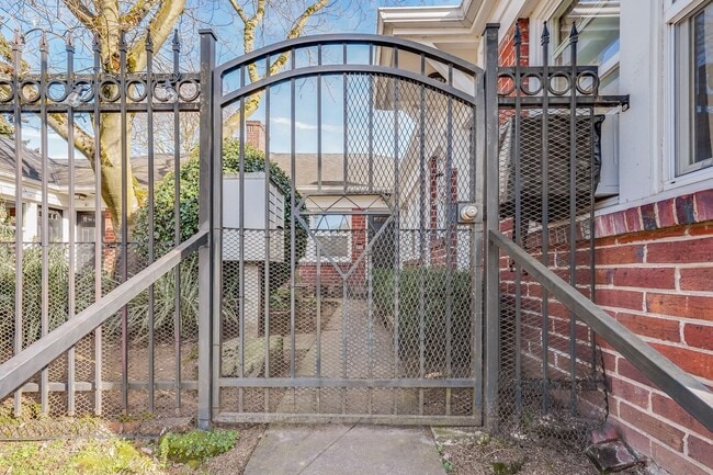 Building Photo - UNFURNISHED Charming 1 Bed, 1 Bath Rental Condo in Arbor Lodge neighborhood!