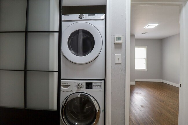 Building Photo - 3 Bed | 1 Bath | Mid Town | $1400