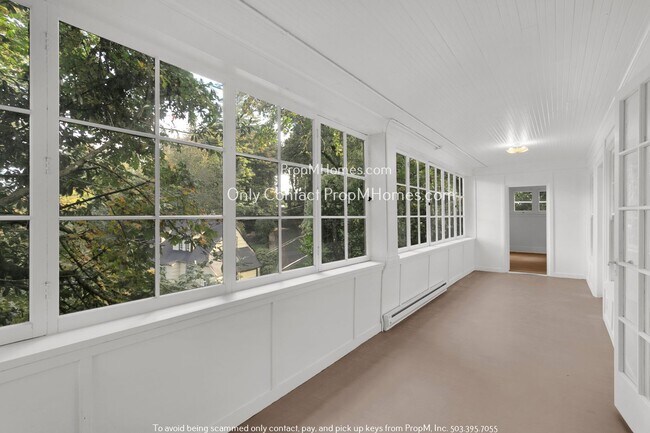 Building Photo - 3732 SW Council Crest Dr