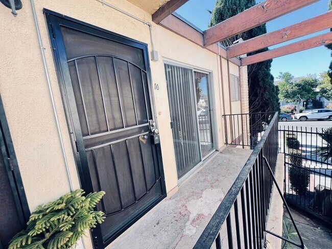 Building Photo - Charming and Bright Normal Heights Apartment