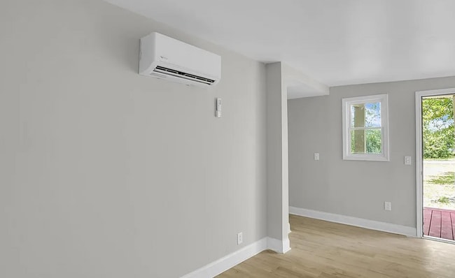 Building Photo - Ideal for Families or Roommates: 4BR/3BA Lakefront Home with Dual Private Suites