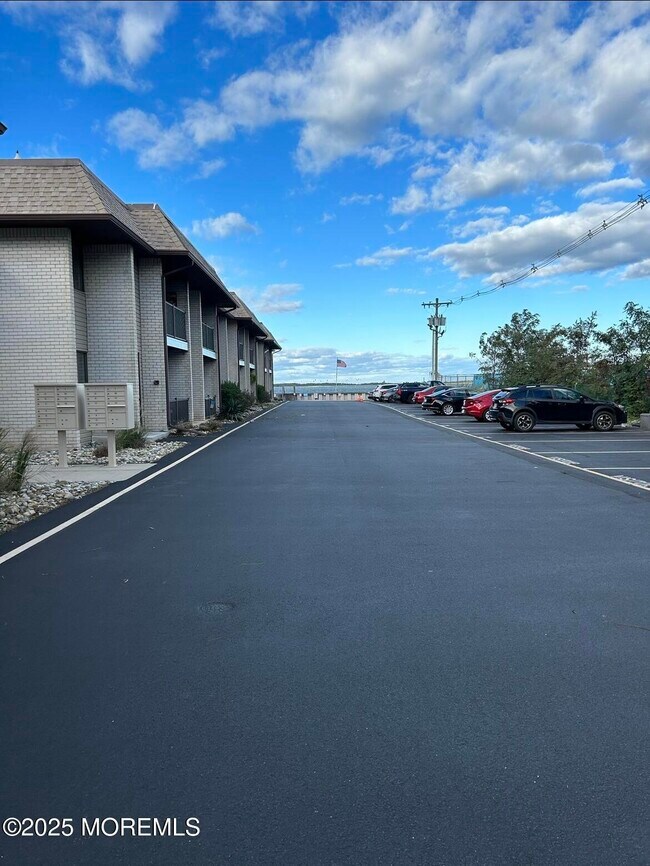 Building Photo - 330 Shore Dr