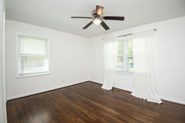 Building Photo - 685 Oakmoor Dr