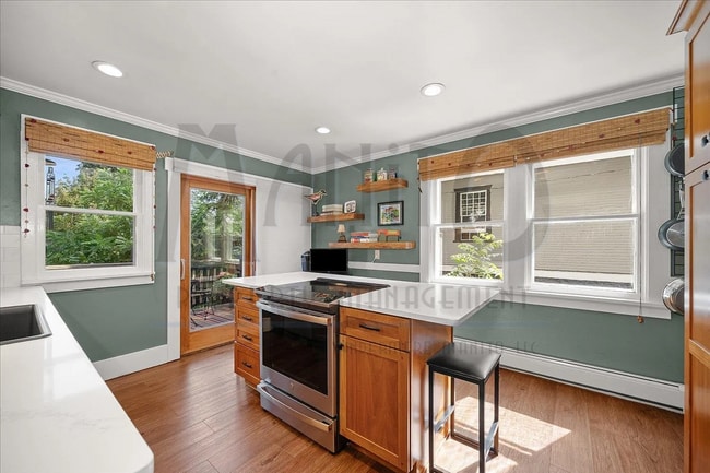Building Photo - Stunning South Hill Home