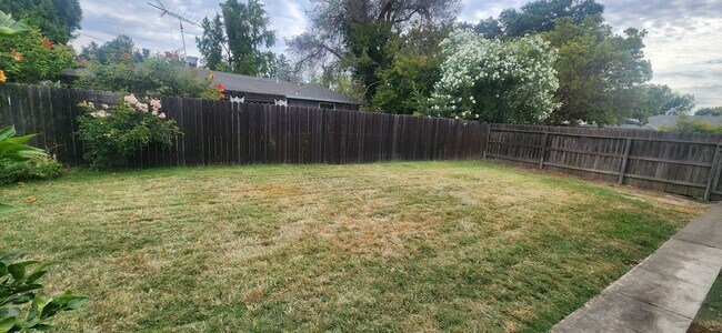 Building Photo - Beautifully Updated 3 Bedroom 2 Bathroom Home in the Highly Desirable S. Land park Neighborhood