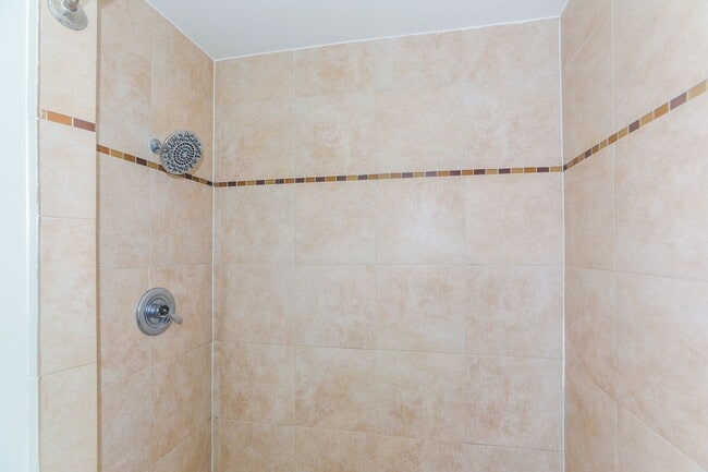 Building Photo - Renovated, upstairs, 2 bedroom 1 bath with...