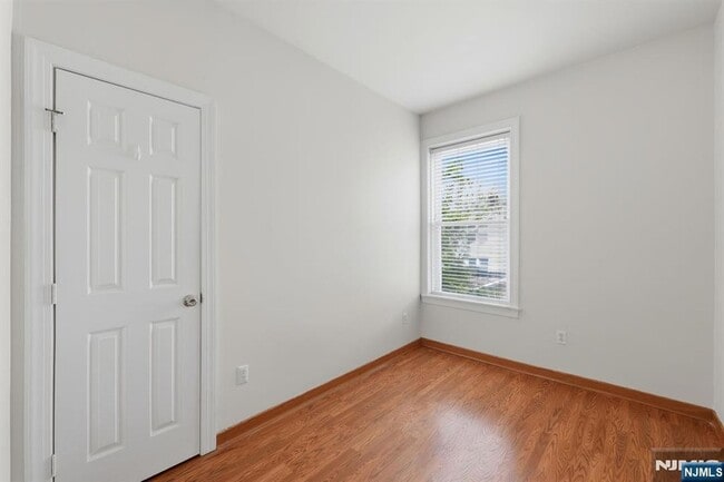 Building Photo - 394 Woodlawn Ave
