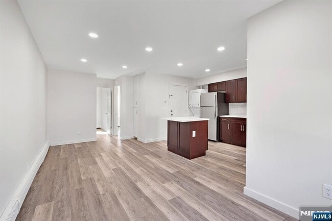 Building Photo - 561 Broad St