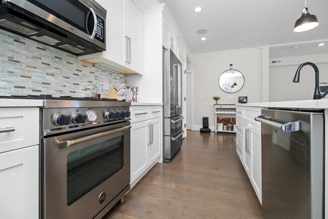 Building Photo - 2 Elm St