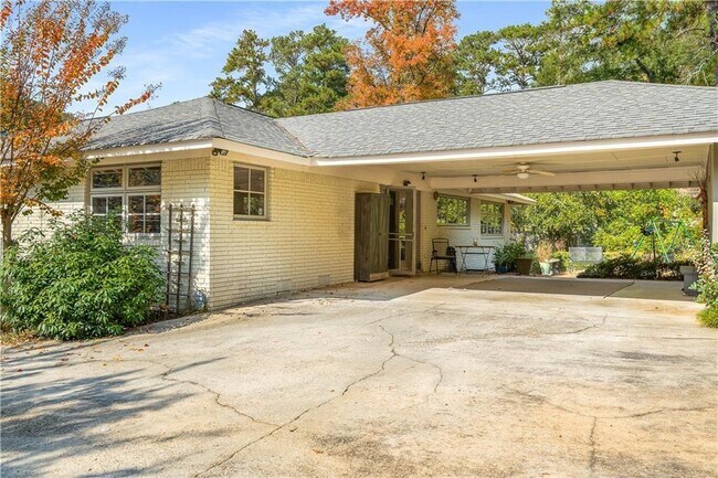 Building Photo - 465 Eastland Dr