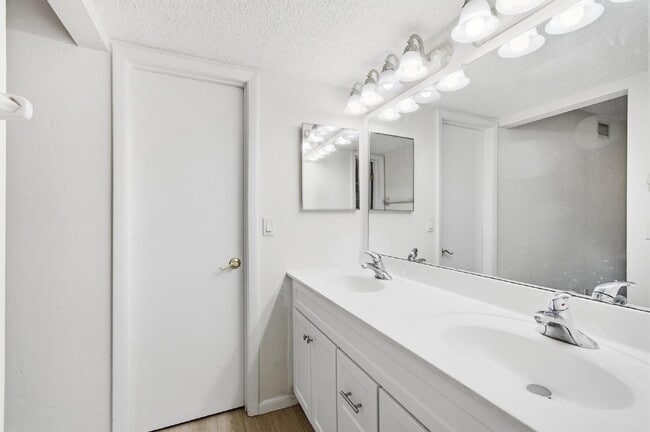 Building Photo - Woodhaven Condominium