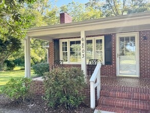 Building Photo - Beautiful home surrounded by nature & beauty!