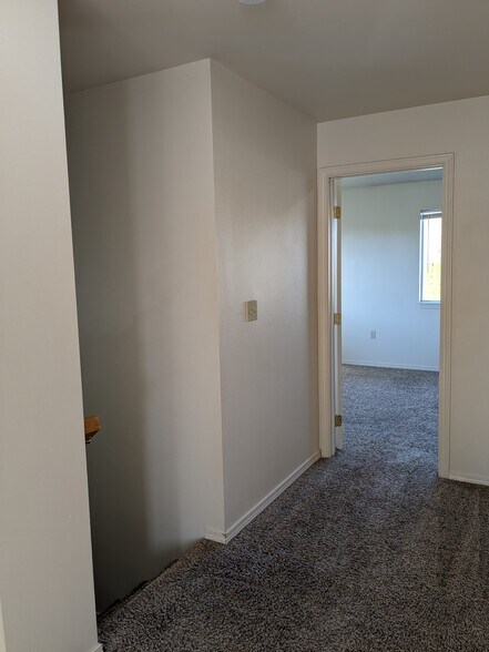 Hallway to master bdrm - 1571 Kibler Ave