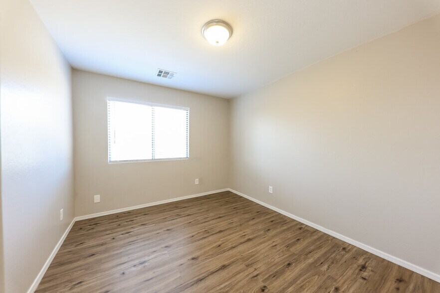 Building Photo - 1304 S 159th Ave