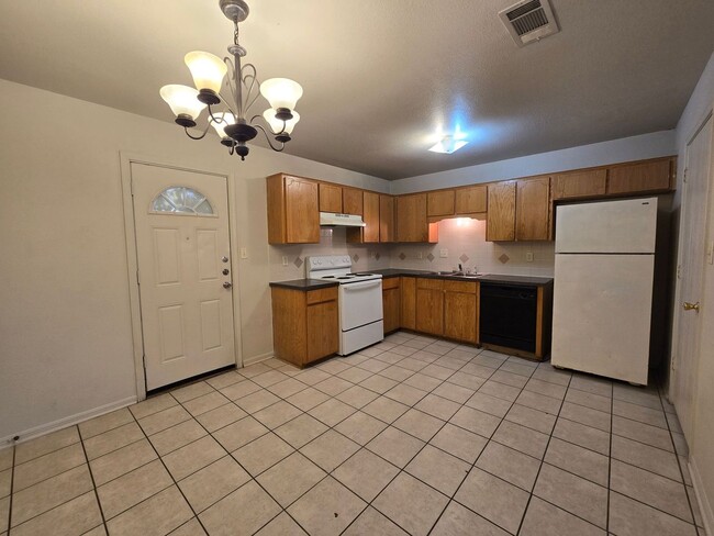 Building Photo - HUD / SECTION 8 ACCEPTED & READY FOR MOVE IN!