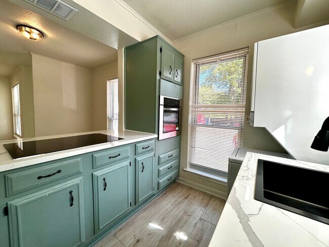 Building Photo - What a deal! a 3 bed house 5 min from DT a...