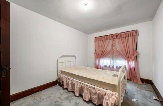 Building Photo - Spacious Home on the Southside