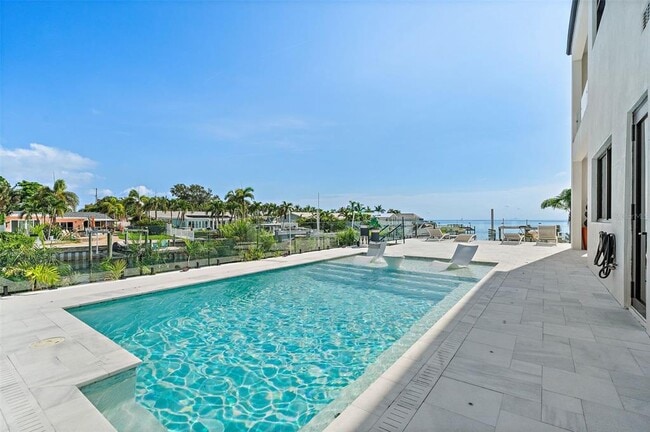 Building Photo - 585 Dolphin Ave SE