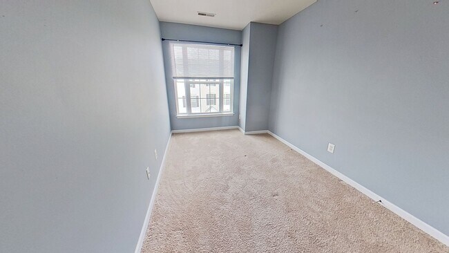 Building Photo - Spacious Townhouse