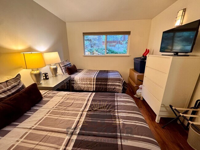Building Photo - Beautiful furnished 3 bedroom! Great Locat...