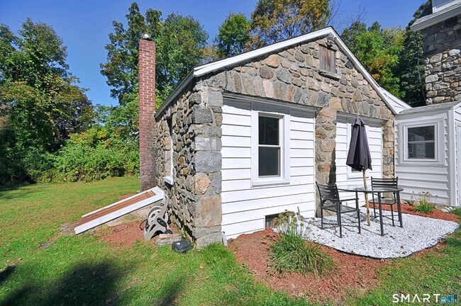Building Photo - 10 Old Hawleyville Rd