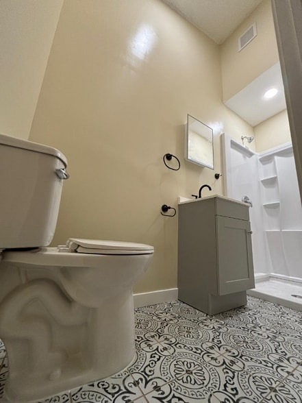 Building Photo - 526 W 49th St