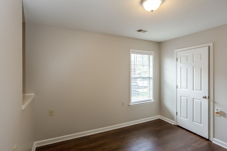 Building Photo - 7842 Benton Dr