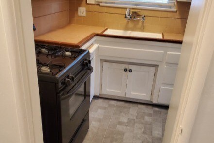 Building Photo - 14122 Delano St