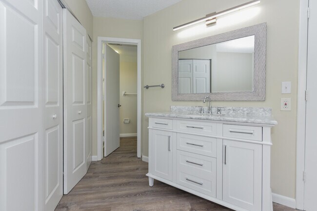 Building Photo - 1531 SE Royal Green Cir