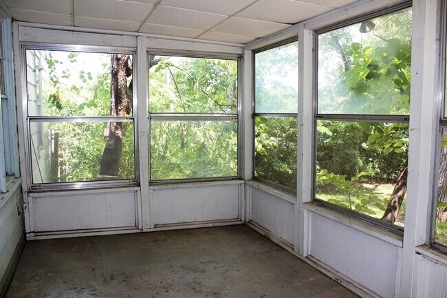 Building Photo - NEXT TO KSU!!!